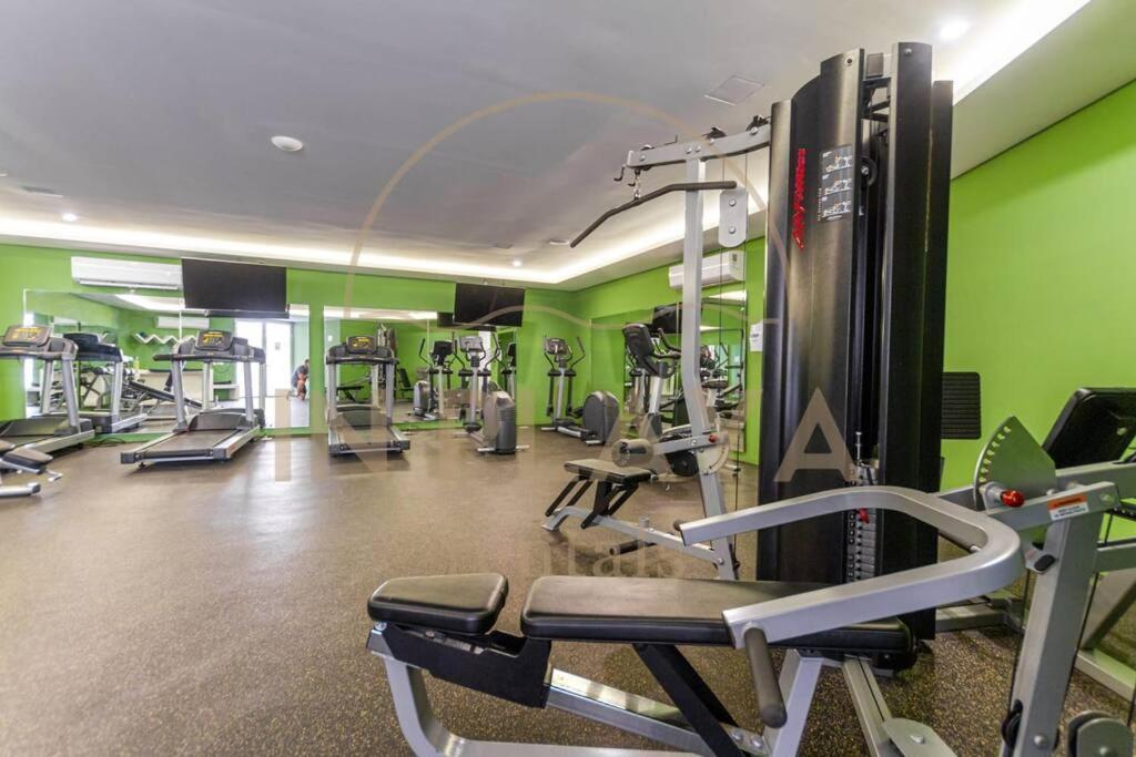 Luxury Condo, Hab Privada 100mb Ac Gym Pool Cine *